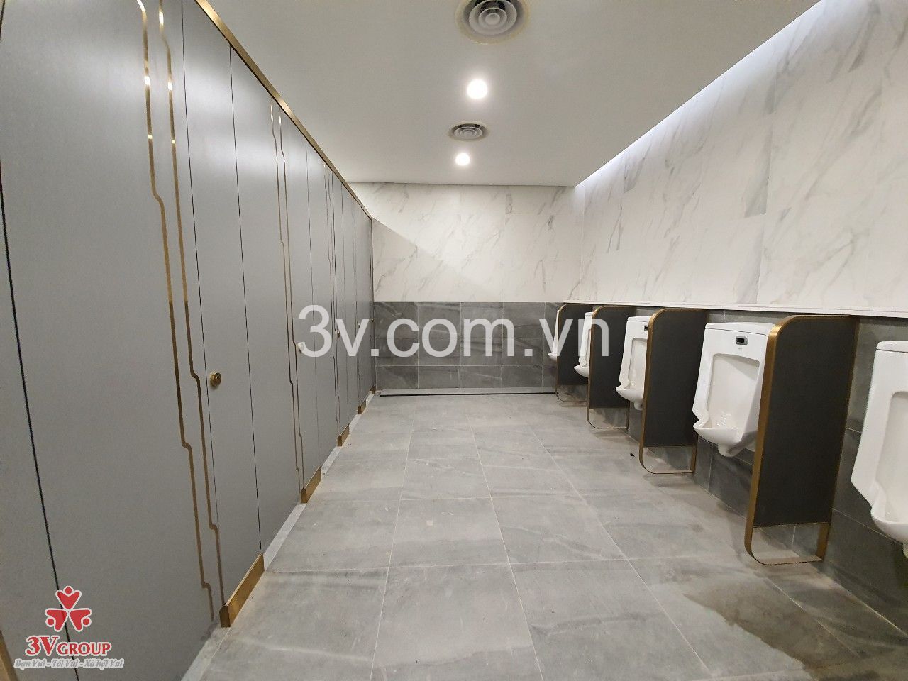 vách  ngăn compact fomica viền inox vàng