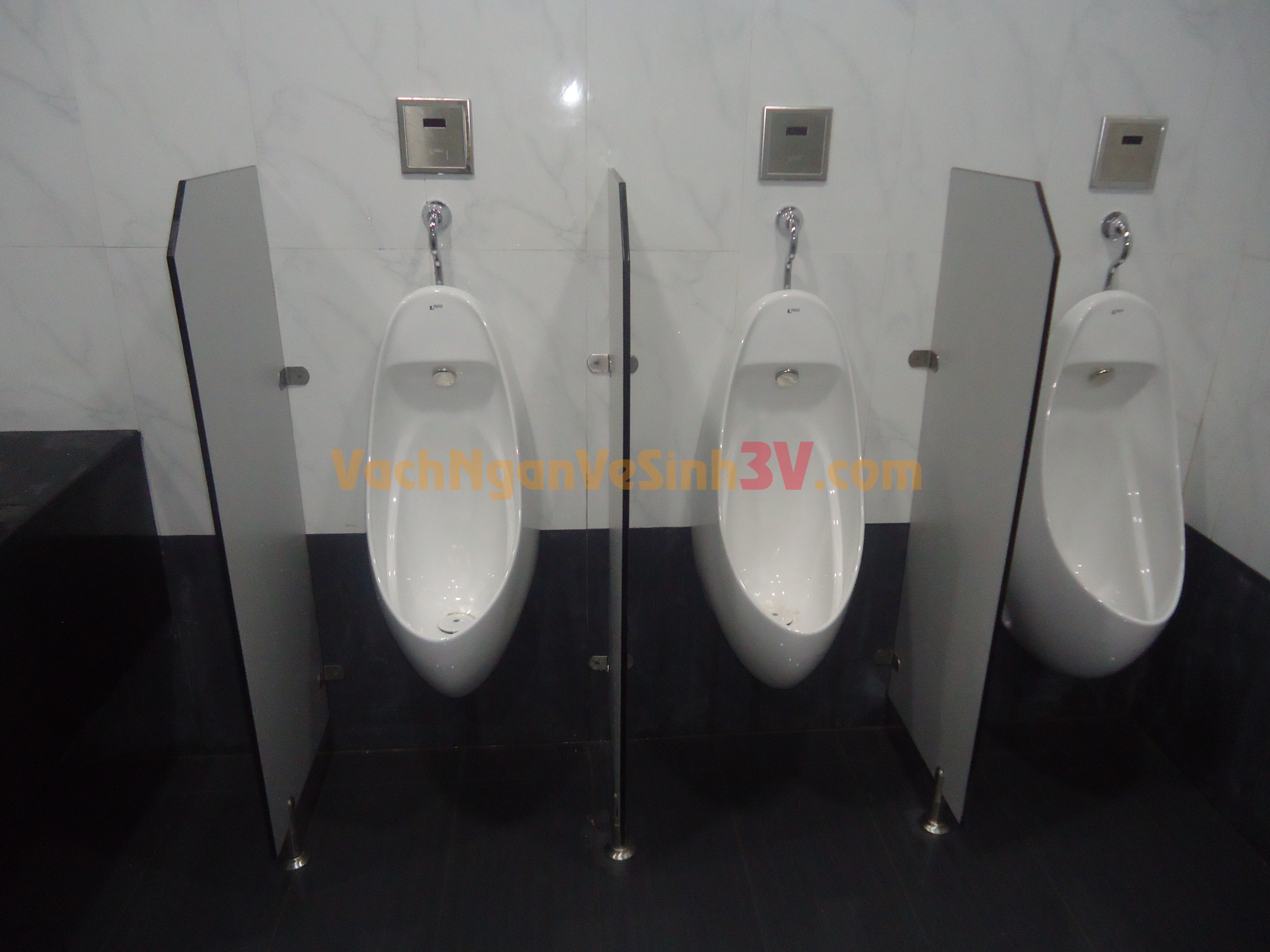 vách ngăn vệ sinh