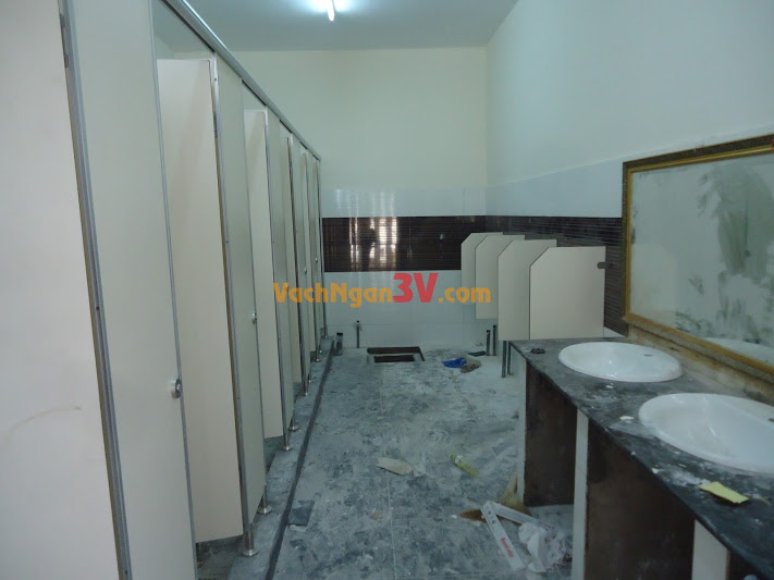 Vach ngan toilet tai TPHCM 16.2