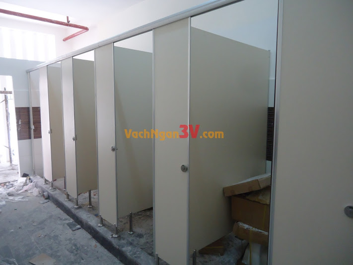 Vach ngan toilet tai TPHCM 16.3