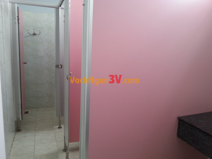 Vach ngan phong ve sinh tai TPHCM 17.3