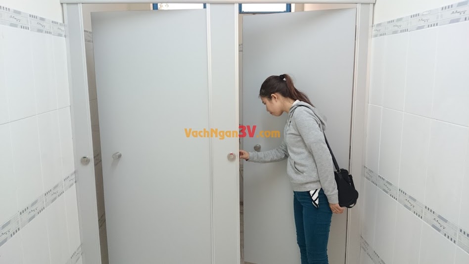 Vach ngan khu ve sinh 24.2