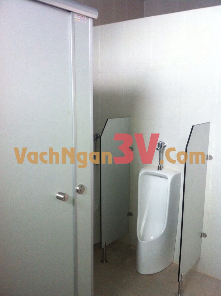 Khu nhà vệ sinh công cộng được gắn vách tiểu tấm compact màu ghi vô cùng lịch sự