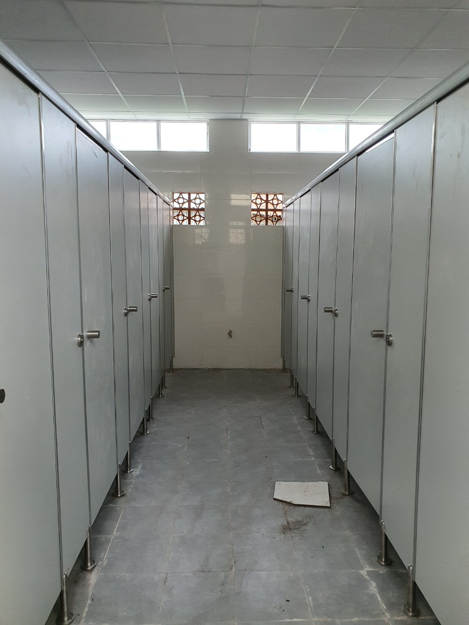 Thi công vách ngăn compact tại Sóc Trăng